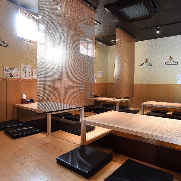[Japanese-style interior based on wood] The interior is not stiff and has a cozy atmosphere.Warm orange lighting illuminates your hands.Most of the seats are digging, so you can spend a relaxing time without folding your legs! Furthermore, the large tatami room is also recommended for banquets! Children can come with peace of mind ◎