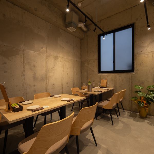 シンプルでスタイリッシュなデザインが特徴。木の温もりを感じさせるテーブルと椅子が配置され、居心地の良さを引き立てています。ゆったりとしたスペースが確保されており、友人や家族と楽しい会話をしながら食事を楽しむことができます。落ち着いた雰囲気の中で、特別なひとときを過ごすのに最適な場所です！
