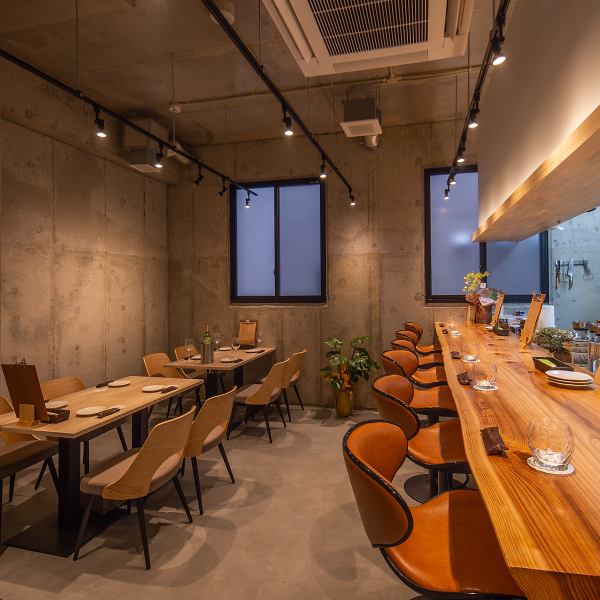 隠れ家的で落ち着いた雰囲気の店内は、ゆっくり過ごしたい方にぴったり。あたたかみのある照明が心地よい空間を演出しており、リラックスしながら美味しい料理を楽しむことができます。シンプルで洗練されたインテリアが、食事のひとときをより特別なものにしてくれます。友人との語らいやデートにもおすすめです◎