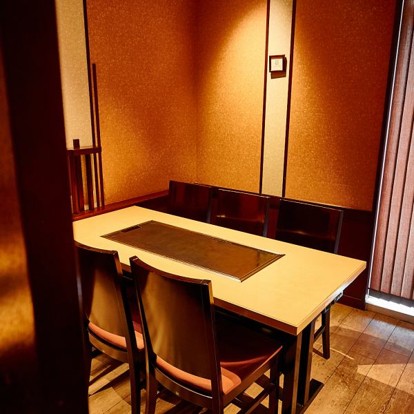 A calm Japanese-modern semi-private room ◆We also have semi-private rooms that are safe for infectious diseases. Perfect for joint parties and girls' gatherings. We will propose the best banquet plan according to the number of people. Enjoy our prized chicken dishes and teppanyaki in a calm private room.