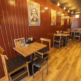 レトロな装飾が施された店内には、2名様用のテーブルが2席あり、友達との会話を楽しむのにぴったりです♪壁には昔のポスターが飾られ、温かい雰囲気が魅力的です。
