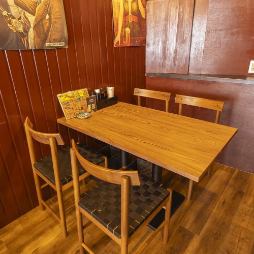 4名様用のテーブルが1席あり、友達との楽しい会話が弾む場所です！懐かしいポスターが飾られ、昭和の雰囲気を楽しむことができます♪素敵な時間をお楽しみ下さい。