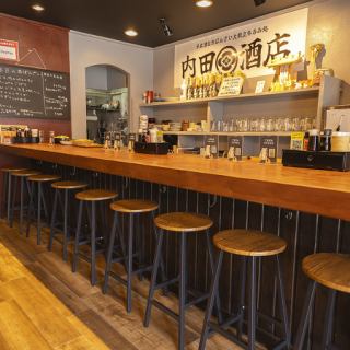 【お1人様から大歓迎♪】店内は昔を思い起こさせる雰囲気が魅力です！9席のカウンターは、1人での食事にも最適で、美味しい料理と共に素敵な時間をお過ごしください。
