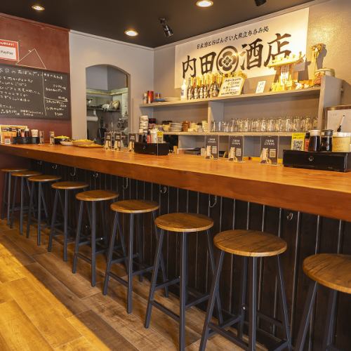 【お1人様から大歓迎♪】店内は昔を思い起こさせる雰囲気が魅力です！9席のカウンターは、1人での食事にも最適で、美味しい料理と共に素敵な時間をお過ごしください。