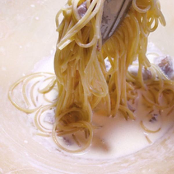 生ハムのカルボナーラ巨大ホールチーズパスタ