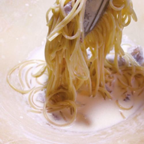 生ハムのカルボナーラ巨大ホールチーズパスタ