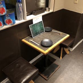 2名席のテーブルがあり、落ち着いた雰囲気でゆっくりとお食事をお楽しみいただけます◎親しい友人とのお食事やデートなど様々なシーンでご利用いただけます！特別なひとときをお過ごしください♪