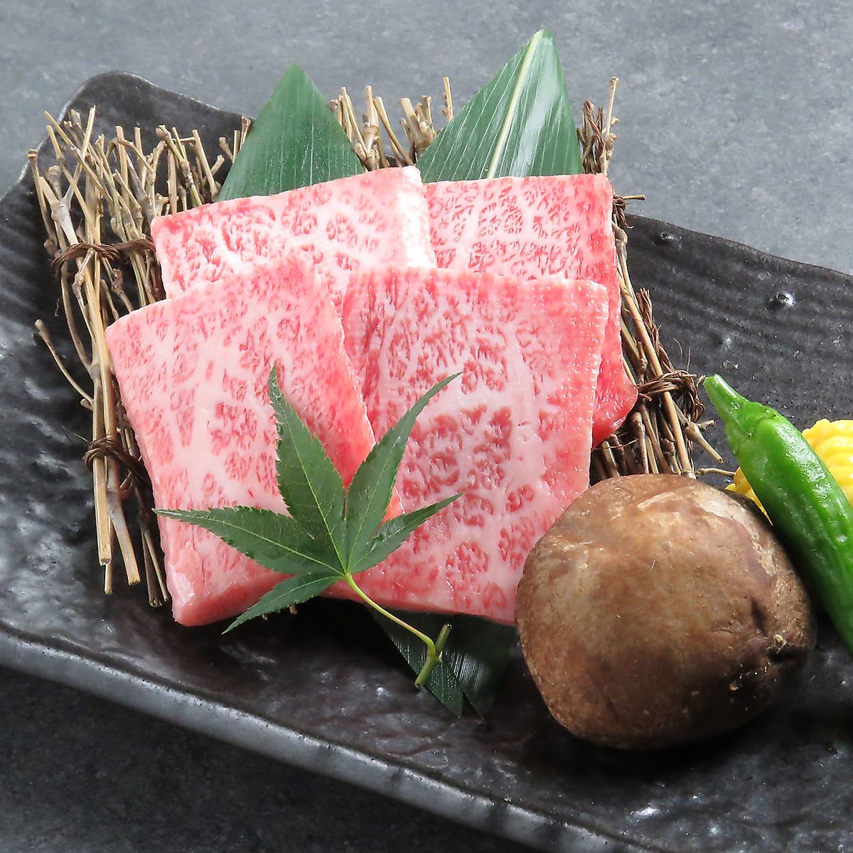 精心挑选的食材A5日本牛肉1180日元〜享受华丽的烤肉！