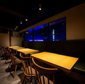 【適合小團體的餐桌座位】【可容納2~4人】適合約會或商務洽談的寧靜餐桌座位。在我們精緻的餐廳,在輕鬆的氛圍中享用美味的義大利美食。非常適合小團體用餐。