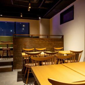 【小規模桌席】【4~6人/4~8人】適合酒會、女生聚會、多人約會等場合的桌席。在休閒又時尚的空間與朋友一起享受輕鬆的時光。