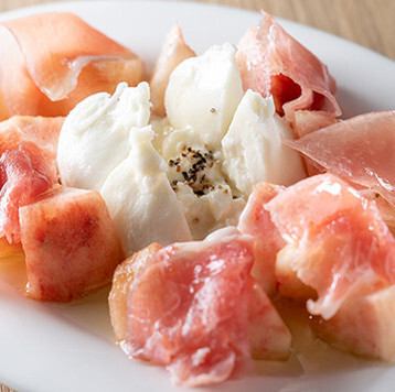 旬果実とブラッターチーズと生ハムと。