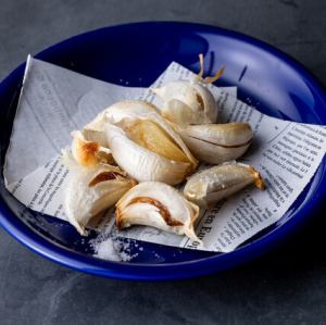 Bite-sized fried garlic