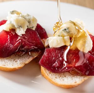 Apple and Gorgonzola Bruschetta (2 pieces)