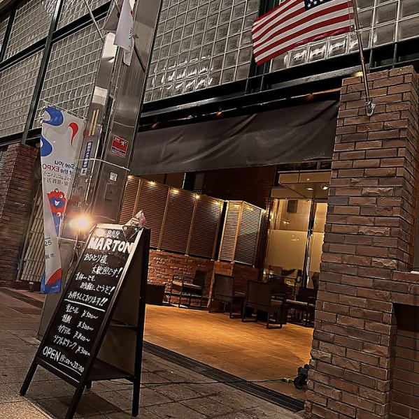 【レンガ調の落ち着く雰囲気】レンガ調の外観が印象的な当店は、アメリカンでおしゃれな雰囲気を醸し出しています♪ テラス席も完備しており、心地よい風を感じながら、リラックスしたひとときをお楽しみいただけます。おひとり様でも気軽に立ち寄れる空間で、特別な時間を満喫してください！