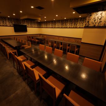 100名様まで収容可能な大座敷席。貸切パーティーで素敵な一夜を過ごしませんか？様々な形式でのご宴会に対応させて頂きます。ご要望がございましたら演出のお手伝いをさせて頂きますのでお気軽にお申し出ください【海浜幕張 個室 居酒屋 食べ放題 飲み放題 宴会 女子会】