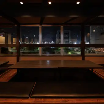 当店自慢のガラス張りで掘り炬燵の完全個室。人数に合わせて、個室のご用意ができます！広々とした空間なので宴会や女子会、合コンなど様々なシーンに合わせてご利用いただけます！扉付きなので周りのお客様を気にすることなくゆったりとお過ごしいただけます◎【海浜幕張 個室 居酒屋 食べ放題 飲み放題 宴会 女子会】