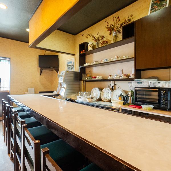 アットホームな雰囲気の中で、本格的な韓国料理をリーズナブルに楽しめます。手の込んだお料理の数々を、驚きの価格でご提供。ご家族連れのお客様はもちろん、団体様でのご宴会も大歓迎です。店内でのご飲食だけでなく、人気のメニューはお持ち帰りもOK。気軽に本格韓国料理を味わいたいすべての方におすすめの居酒屋です。