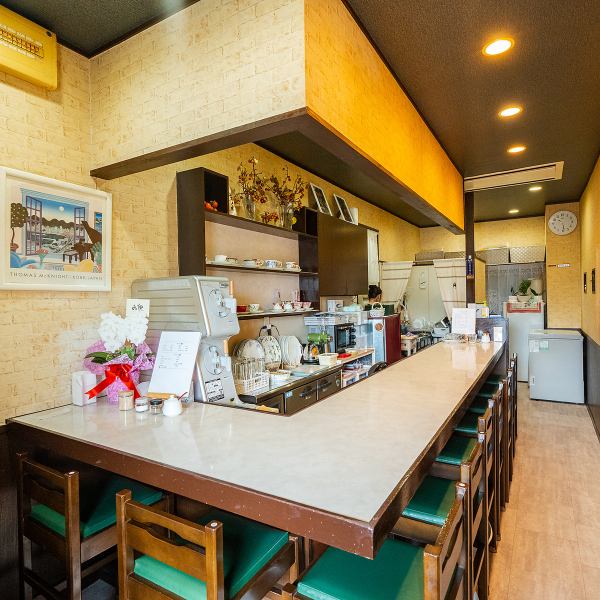 カウンター席が9つ並ぶこのお店は、いつでも気軽に立ち寄れる雰囲気です。朝食やランチ、ディナーまで、幅広い時間帯に対応しています！ 一人での食事も、友達とのカフェタイムも、思いのままに利用できるのが嬉しいところ♪ 落ち着いたインテリアが心を癒してくれますよ◎