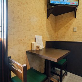 2名がけテーブル席を1席ご用意しております。
