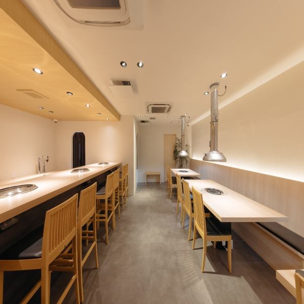 お肉の魅力を存分に味わえる隠れ家焼肉店。落ち着いた雰囲気の中、仲間との楽しい時間を過ごせる場所です♪全面禁煙のため、心地よい環境で食事を楽しむことができるのも嬉しいポイント。お子様連れの方も歓迎しているため、ご家族で安心して訪れることができます◎