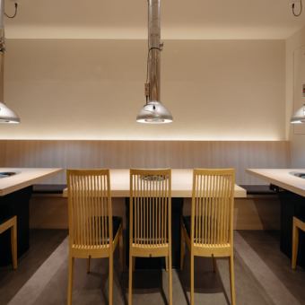 6名様掛けのテーブル席を1箇所ご用意しております！肉のプロが厳選したお肉はどれも絶品！口の中でとろける感覚が病みつきになること間違いなし☆料理に合う日本酒やワイン等も豊富に取り揃えております。特別なひとときを大切な方と心ゆくまでお楽しみください！