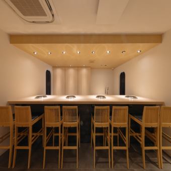 カウンター席を8席ご用意しております！店内は全面禁煙のため、小さなお子様連れの方も安心してご来店いただけます◎家族や恋人、親しい友人との楽しいひとときなど、さまざまなシーンでご利用いただけるお席です。ぜひ、特別なひとときを存分にお楽しみください！