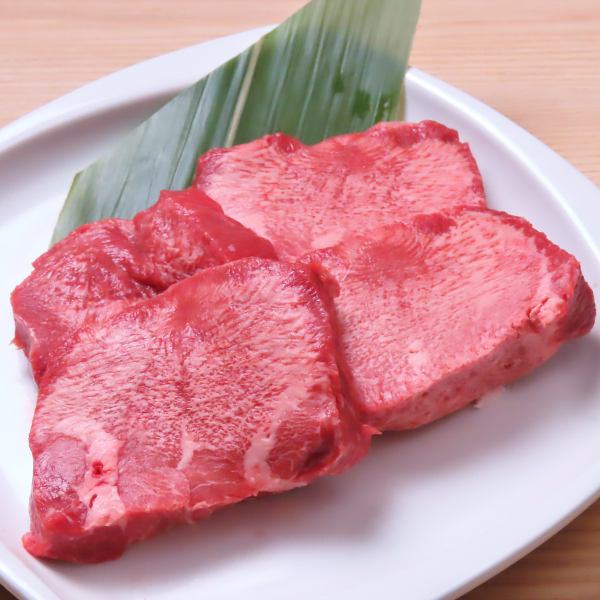 【とろける美味しさ、極上の一皿】柔らかさとジューシーさが自慢の一品！厚切り牛タン