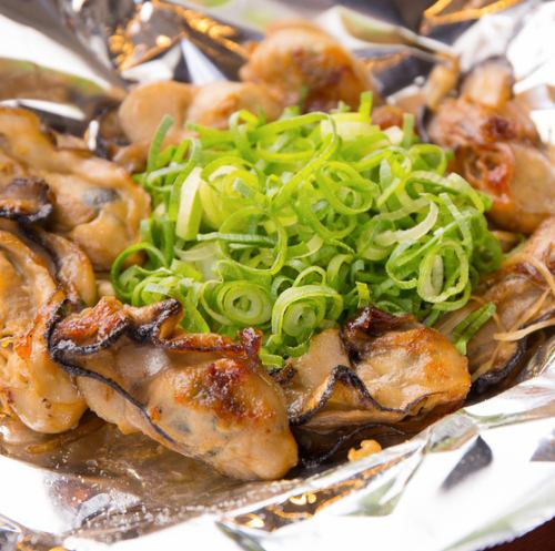 広島県産の牡蠣を使用し、ぷりぷりの食感が楽しめる『牡蠣（ポン酢orバターor広島レモンバター）』