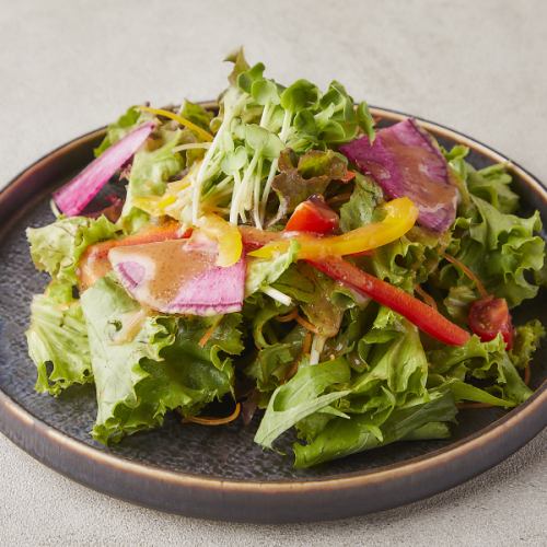 Seven kinds of colorful vegetable salad