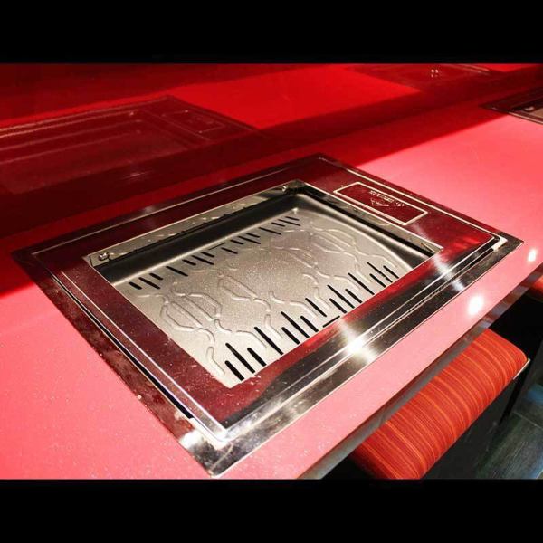 【珍しい電気式焼き台】当店の焼き台は全国でも珍しい電気式ロースターです。特徴はスイッチを入れると約1分で熱が回り焼くことができます。しかも熱量が強くすぐに焼け、ガスなどの火力ではないのでたとえ放置してもお肉が燃えません。故に煙も出ず美味しく焼くことが出来ます。