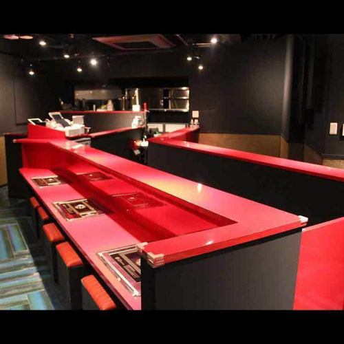 沖縄を象徴する首里城の首里カラーの店内