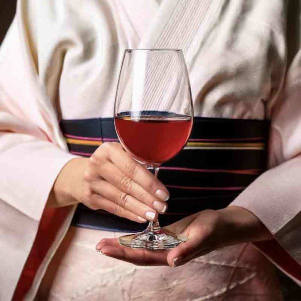 静かで落ち着く空間を大切に美味しいお肉とワイン、宮古島の食材を使った当店でしか味わう事の出来ないサイドメニューも豊富です。間隔の広いワイドなカウンターでオーダーの聞き取りやご要望にも迅速に対応しております。お一人様、お二人様でゆっくりとお寛ぎ頂きたいと考えております。