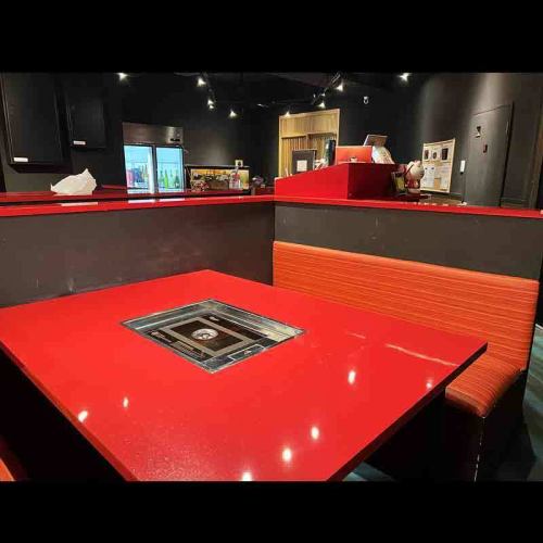 【キングサイズ席】最大7名様キングサイズのスーパーシートが1つございます。ご家族や少人数、接待にもご利用頂けるお席です。テーブルやお席は広々と設計しております。