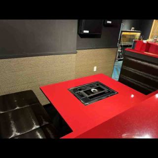 【クイーンサイズ席】最大4名様のクイーンサイズのスーパーシートが1つございます。2名様からご利用頂け、ご家族や少人数、接待にもご利用頂けるお席です。テーブルやお席は広々と設計しております。