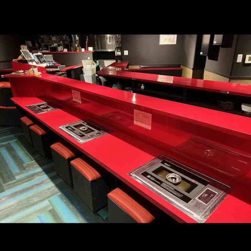 ご注文やご要望の聞き取りにも直ぐに対応させて頂ければとUの字カウンターにしております。またお隣様との間隔も広く取っておりますのでゆったりとお過ごし頂けます。おひとり様や女性同士、デートや沢山召し上がれない方でもお肉はレディースサイズからご提供しております。