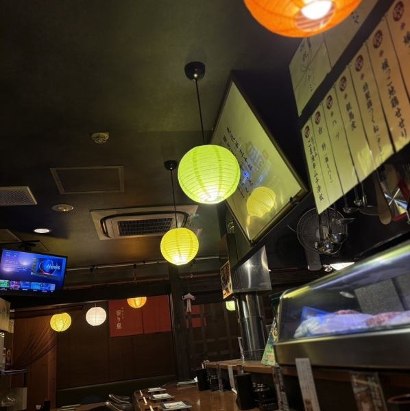 おいしい焼き鳥を食べてもらいたいという想いから、炭火やきとり 寄り鳥では新鮮な地鶏・お野菜・海鮮をご提供。お一人様でも大人数でもお気軽にご来店頂けるカウンター席は、おひとり様でもお気軽にご利用いただけます。また、お仕事帰りやお仲間内での飲み会など、様々なシーンでご活用いただけます。