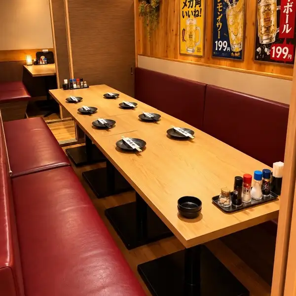 和モダンで温もりのある店内は有名なデザイナー監修！2～4名様の少人数様でも個室はご利用いただけます。デートや接待、女子会などでも人気！