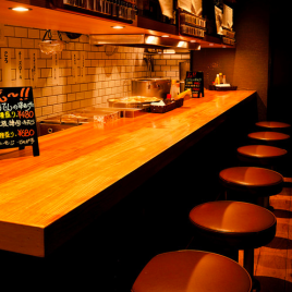 Counter seats crowded with regular customers.You can enjoy sake with oden as a snack, sometimes talk with the staff, and even one person can spend time without hesitation.