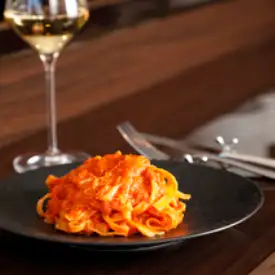 創業からの人気メニュー"紅ズワイ蟹と蟹味噌のトマトクリームパスタ"