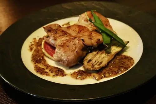 ハンガリー産兎(うさぎ)のコンフィ ~焦がし蜂蜜とマスタードのソース~