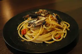 真鰯のコンフィとセミドライトマトのアンチョビソース ~ブカティーニ~