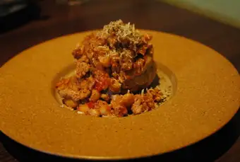 鴨肉と白インゲン豆のヴォロ・ヴァン ~パイ生地をお皿に見立てて~