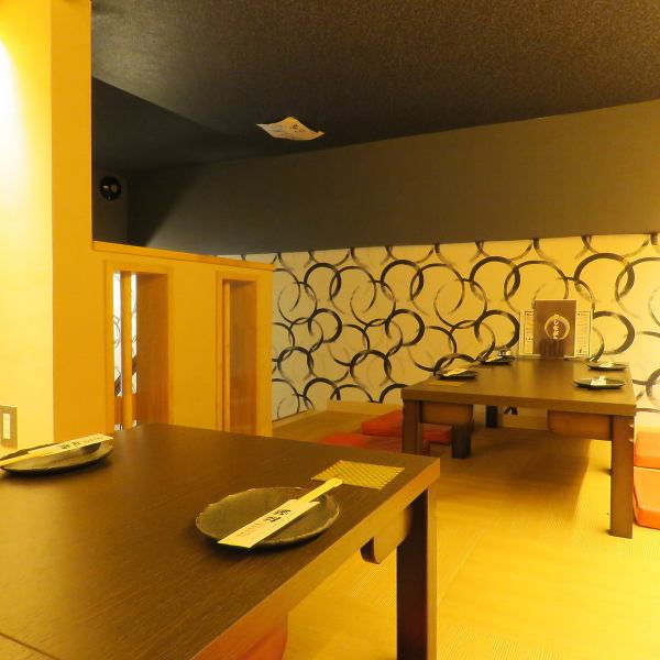 【Full of feeling of hideaway ◎ loft seat】 4 people x 2 tables, up to 8 seats are available! It is a perfect seat for banquets & family dinners, etc. Let's go ahead !!