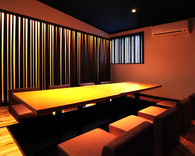[特殊空间]颇受欢迎的“ Hanare私人房间”有两个可容纳10人的挖土的Kotatsu私人房间和一个桌子私人房间。留给我们进行娱乐，联欢聚会，仅限女性的聚会等。♪不可避免的是预订！