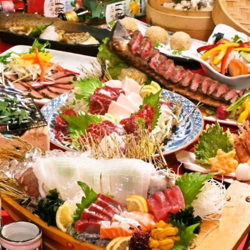 「Tomo套餐」3,800日元，包含自制烤牛肉和时令生鱼片拼盘等10种菜肴，2小时无限畅饮