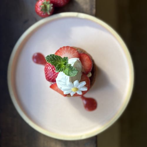 Strawberry tart with rosemary scent