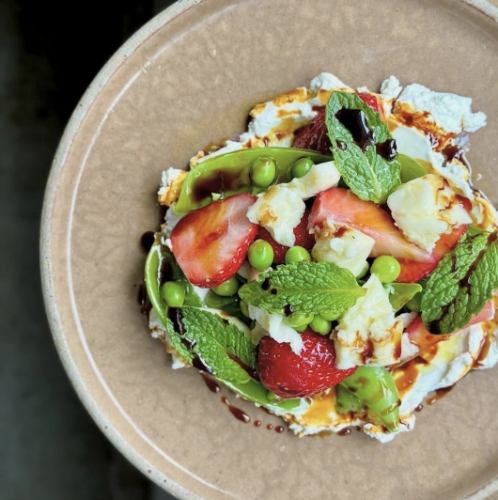 ◇イチゴとスナップエンドウのサラダ　ラブネとモッツァレラ