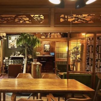 【ゆったりと座れるソファー席あり!】 木のぬくもりが感じられる寛ぎ空間。ソファー席に座りながらコーヒーを片手におしゃべりや読書など、思い思いの時間をお過ごしください!もちろんお一人様でのご利用も大歓迎です!