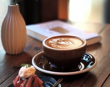 【ホッと一息できる空間】 落ち着いた空間でゆっくりとブレイク/カフェタイムをくつろいでいただけます。テーブル席もございますのでお子様連れのお客様や、女子会やママ会、デートなど様々なシーンにご利用ください!