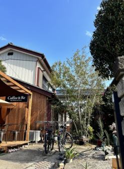 【おしゃれ古民家カフェ】 花咲駅と加須駅のちょうど真ん中付近の住宅街に佇むカフェ。古民家を店主がリノベーションしておしゃれな空間が広がっております。こだわりのコーヒーと共にこころを整えてみませんか?